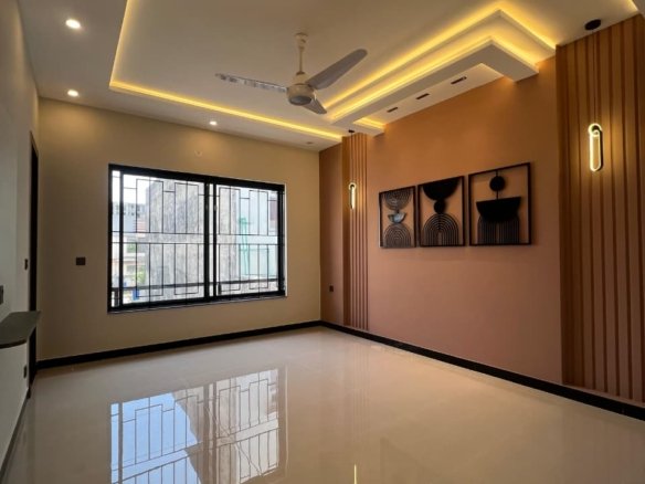 10 Marla Brand New House