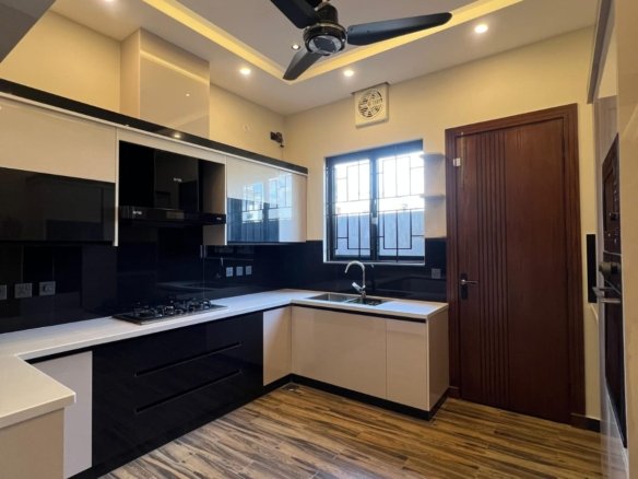 10 Marla Brand New House