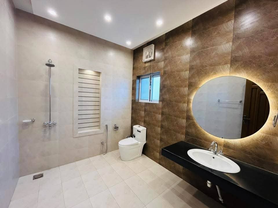 1 Kanal Brand New Luxury House