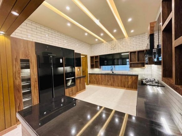1 Kanal Brand New Luxury House